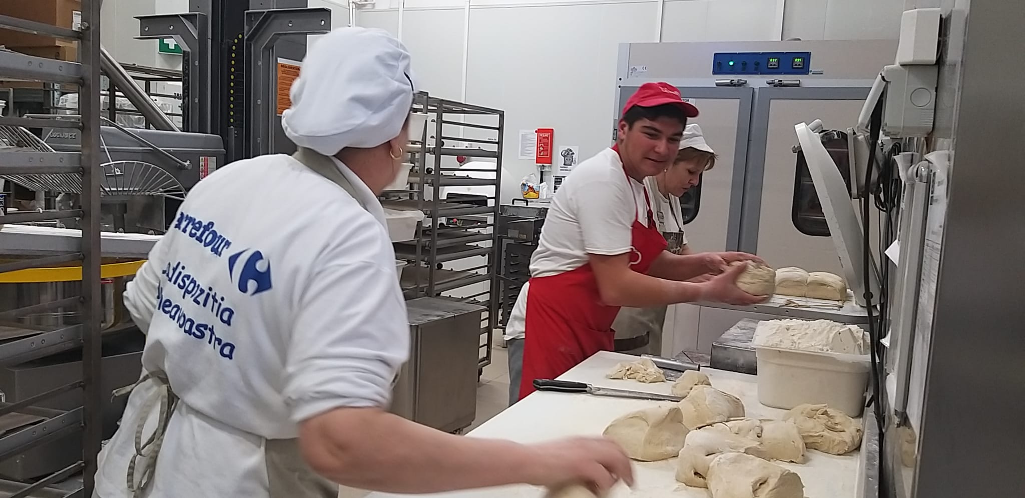 Elevii Bakery School au început practica la Carrefour România: Ce învață și ce oportunități au