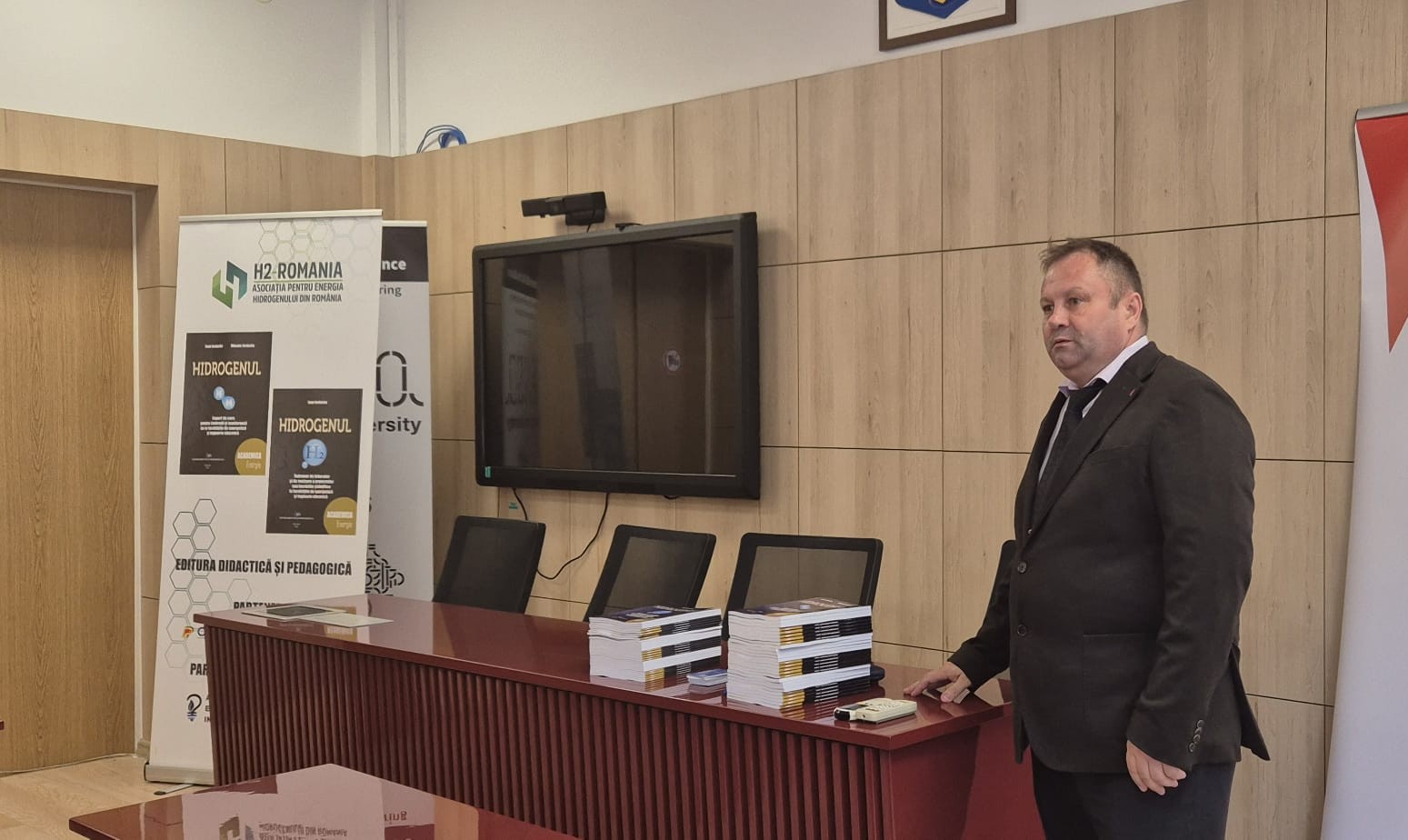 <strong>Au fost lansate două noi lucrări pe hidrogen, dedicate studenților</strong>