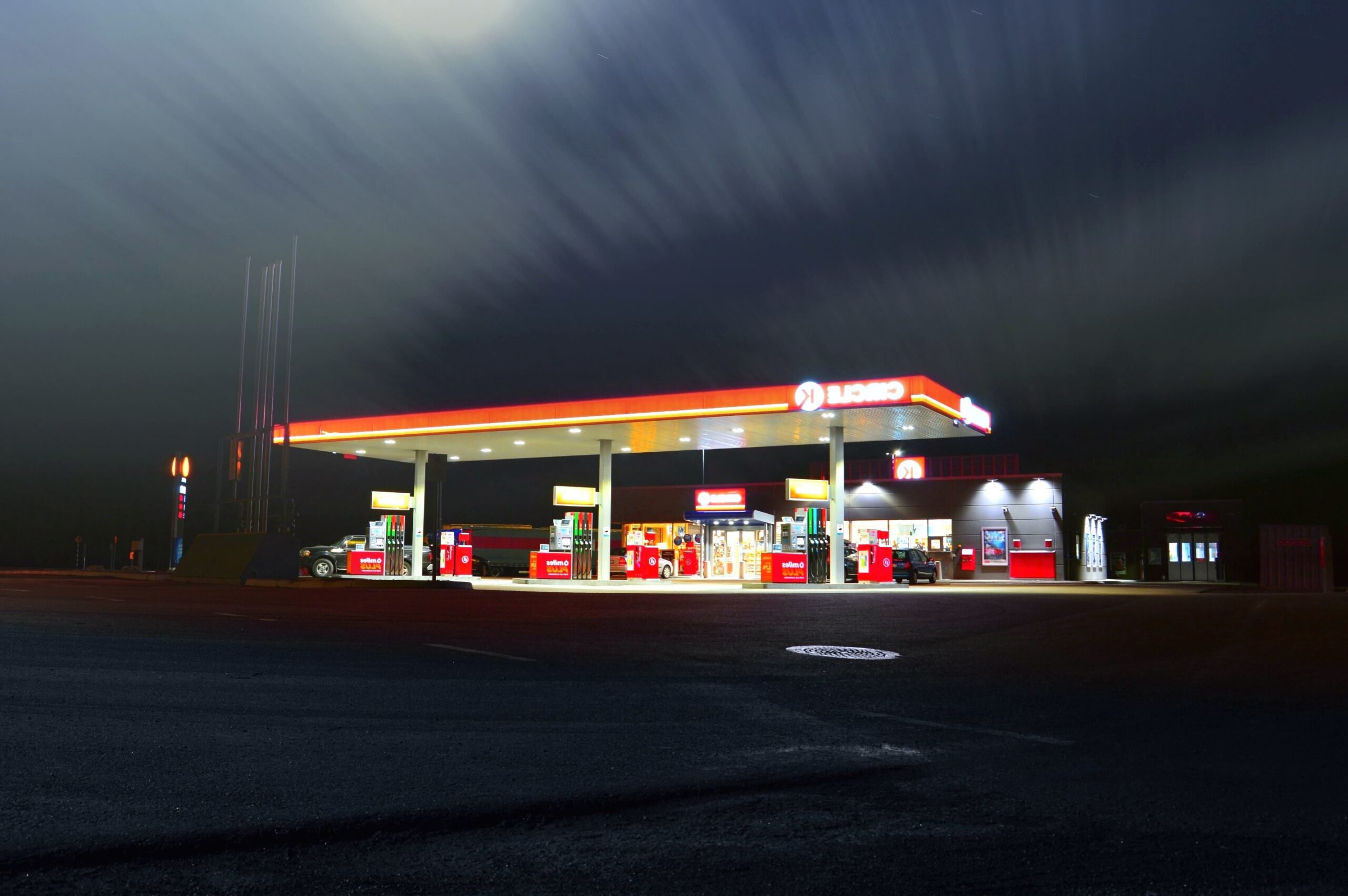 Carburanții se scumpesc din nou. Cât vom plăti în plus la pompă din 2026