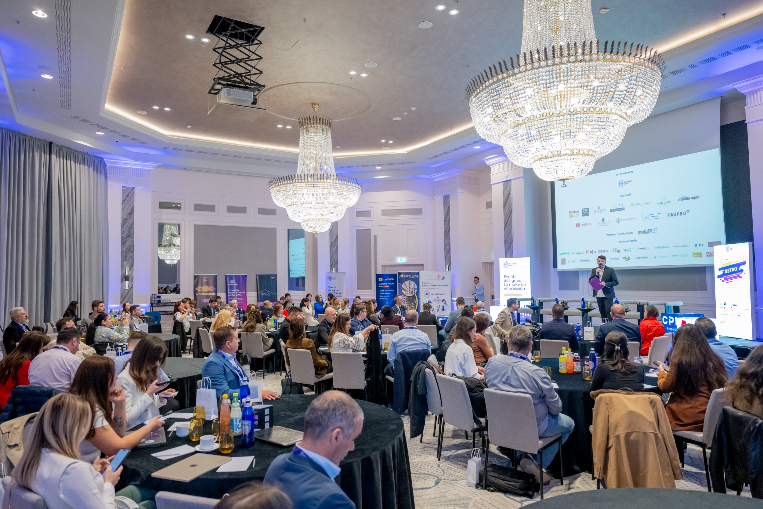 Studiu: 7 din 10 români au cumpărat mai puține cantități de produse, sunt mai atenți la bugete și caută hipermarketuri ce oferă reduceri. Principalele concluzii ale conferinței „reTAG – a Retail, FMCG & e-Commerce Conference for the Modern World”