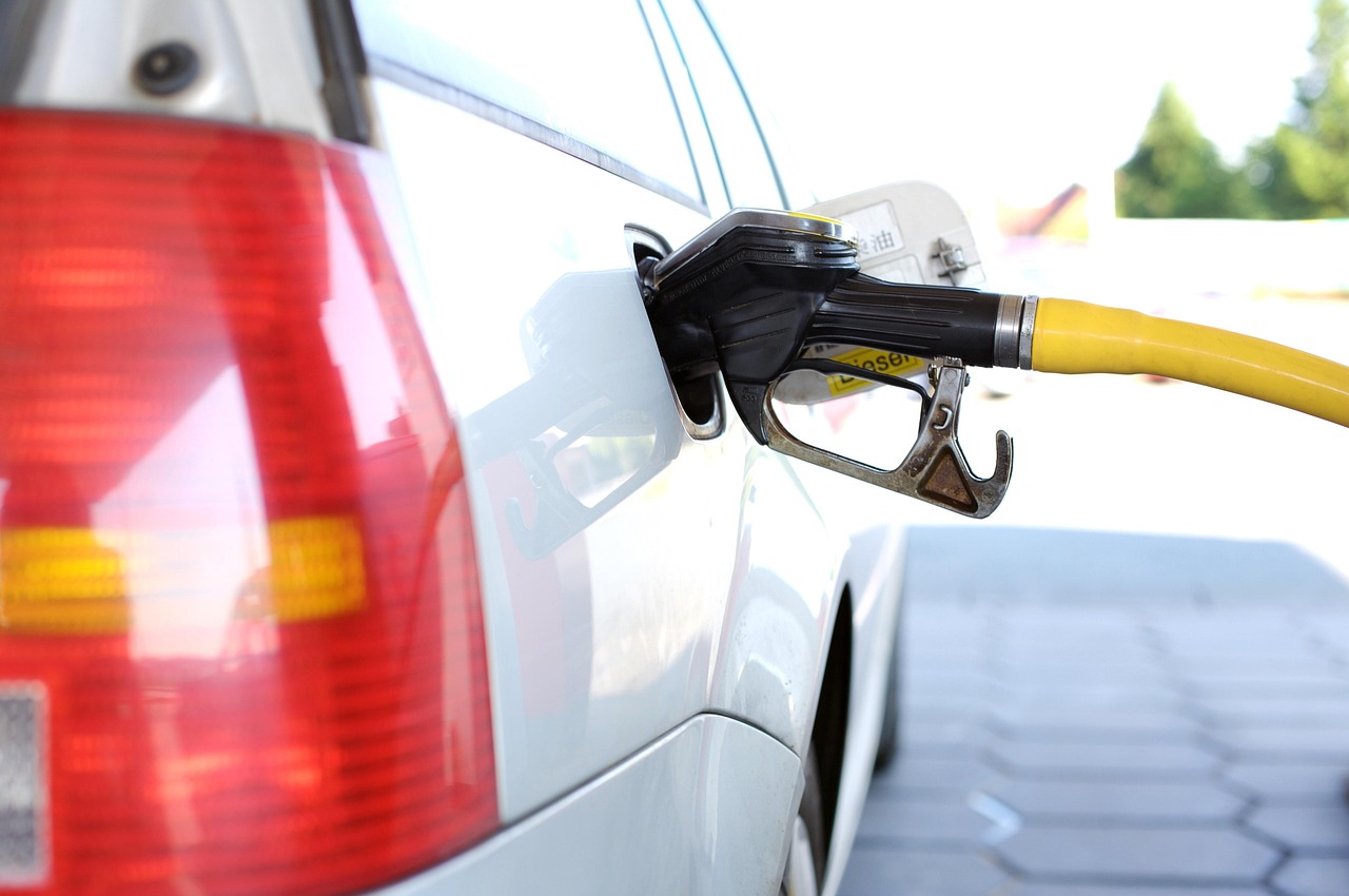 Când petrolul se ieftinește, iar carburanții se scumpesc, cazul unic al României în Europa!