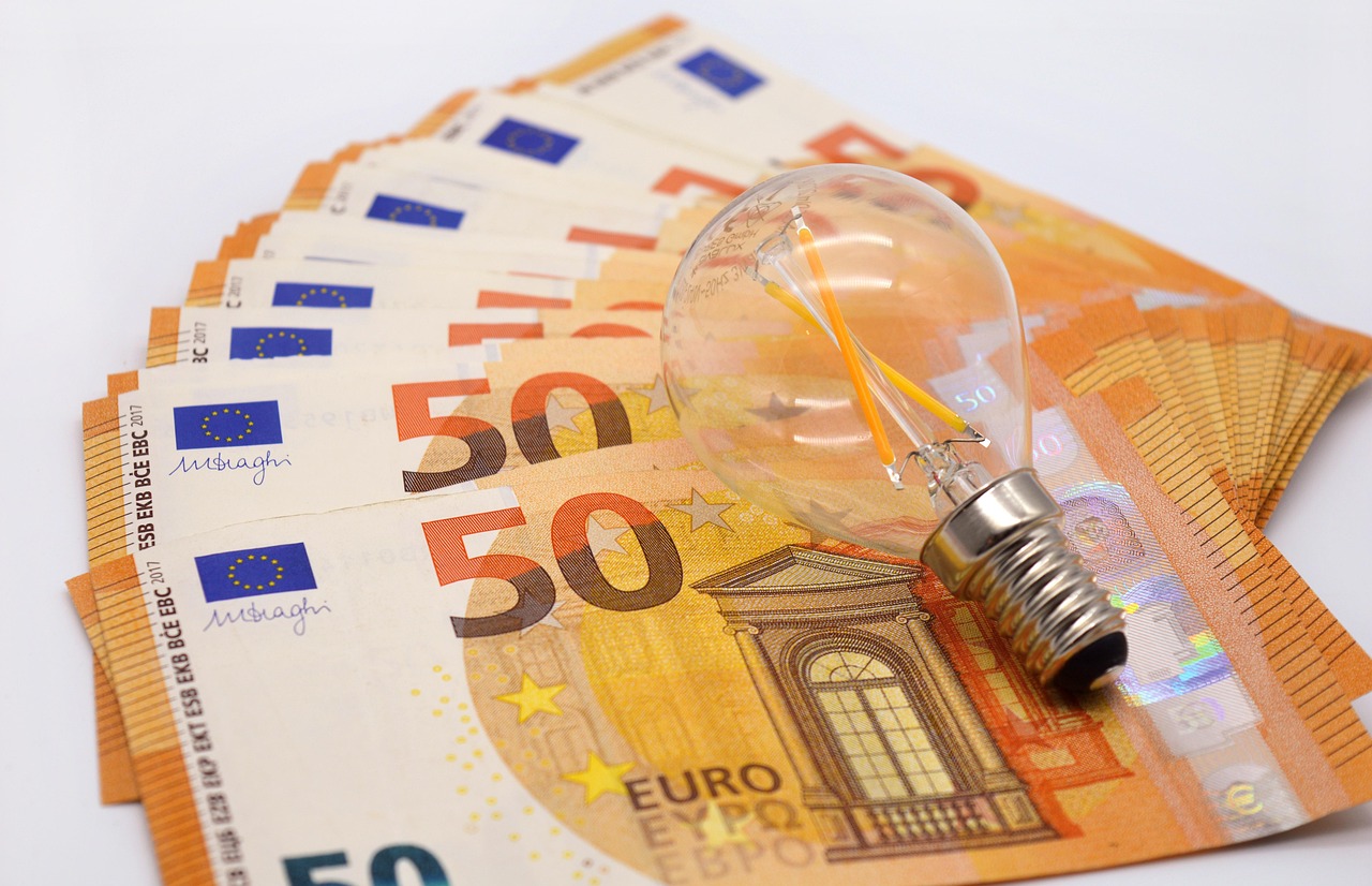 Energia gratuită la prânz diminuează factura de seară. Experimentul PPC arată cum pot câștiga simultan clienții, furnizorii și sistemul energetic.
