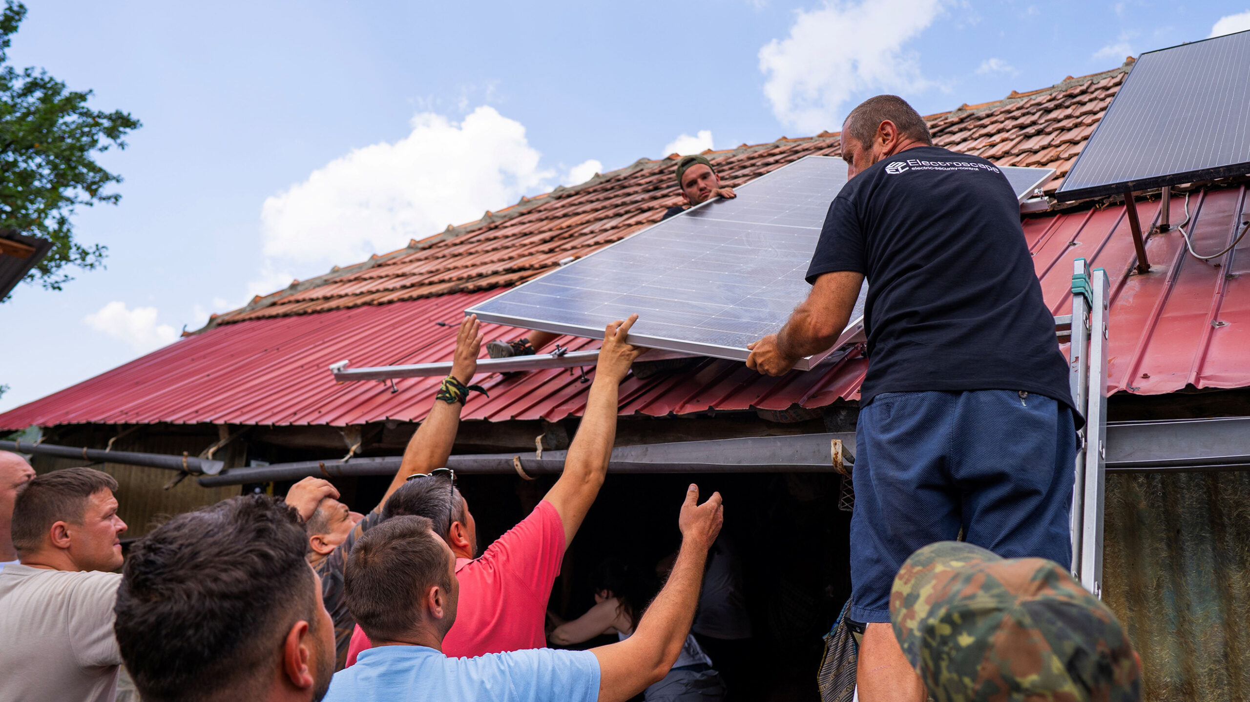 Energia care schimbă vieți: 26 de familii vor beneficia, pentru prima dată, de energie electrică prin instalarea de panouri fotovoltaice, în cadrul proiectului ”Energie pentru Viață”